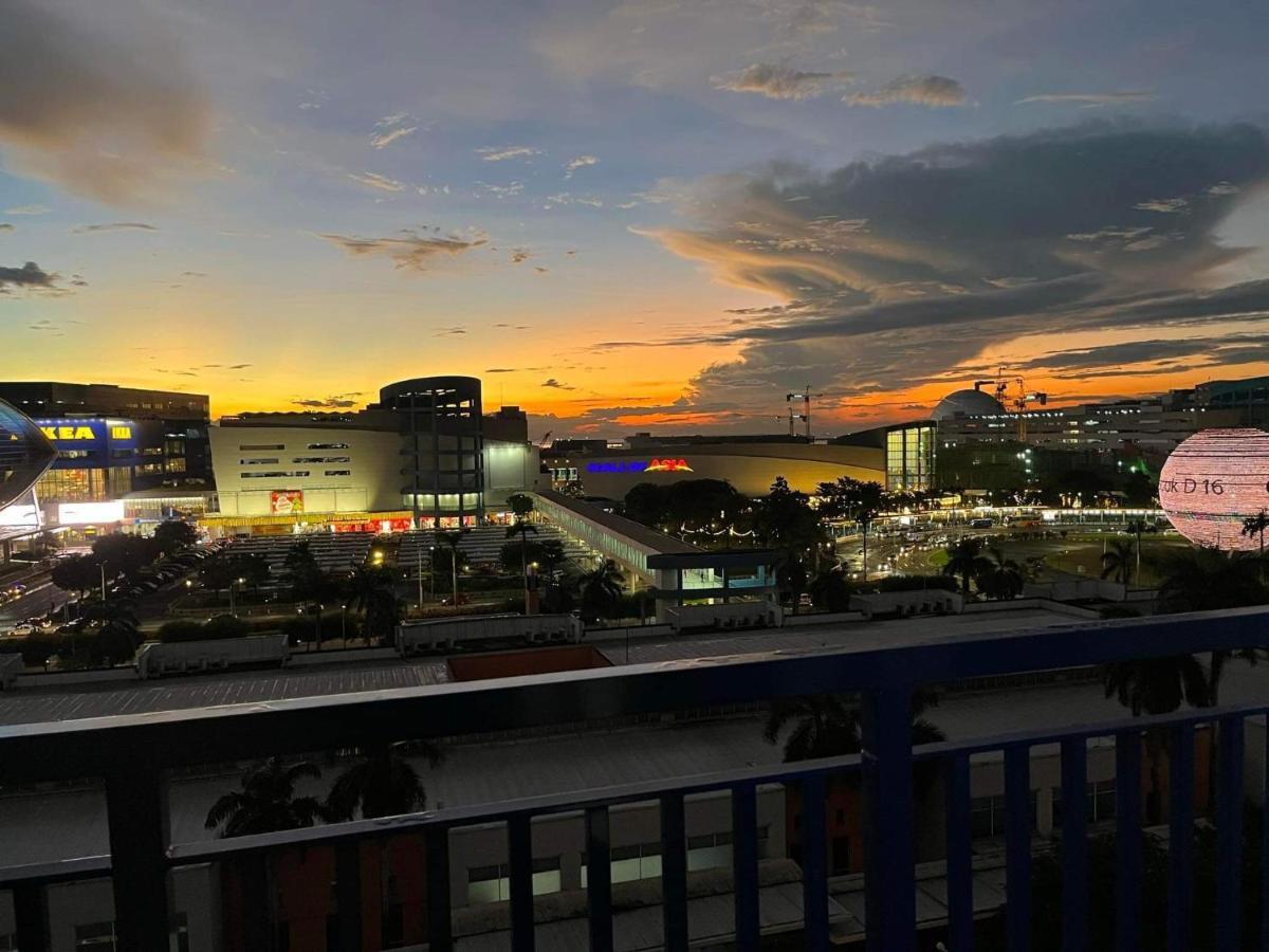 Madison'S Place At Sea Moa Manila Exteriér fotografie